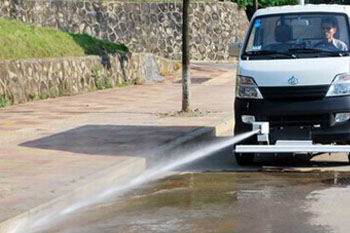 小型人行道專用道路清洗車定點(diǎn)噴射