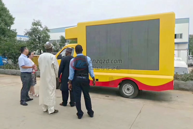 非洲客戶來程力考察洽談LED廣告車業(yè)務(wù)案例