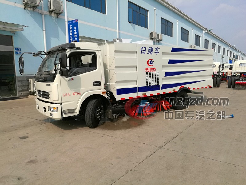 東風(fēng)多利卡中型掃路車圖片