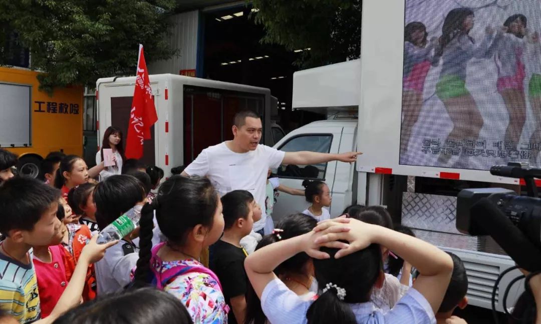 程力電源車(chē)專(zhuān)業(yè)廠王瓊總經(jīng)理向孩子們認(rèn)真講解LED廣告車(chē)用途和作用