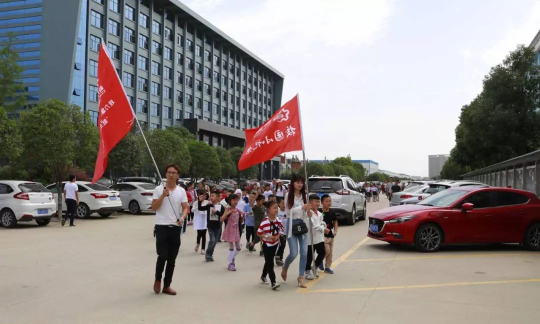 記者團(tuán)參觀廠區(qū)，步調(diào)一致紀(jì)律嚴(yán)明，這氣場(chǎng)和大腕做派令唏噓感慨。 