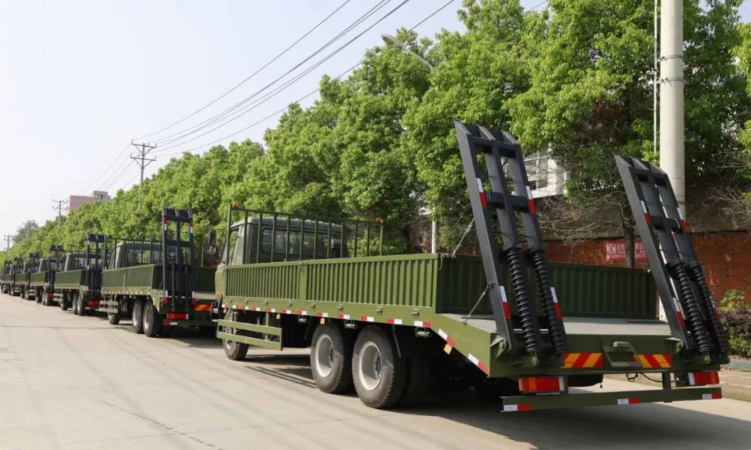 程力研發(fā)生產(chǎn)的 工兵搶險(xiǎn)、清障、機(jī)械設(shè)備轉(zhuǎn)運(yùn)多功能后勤保障車