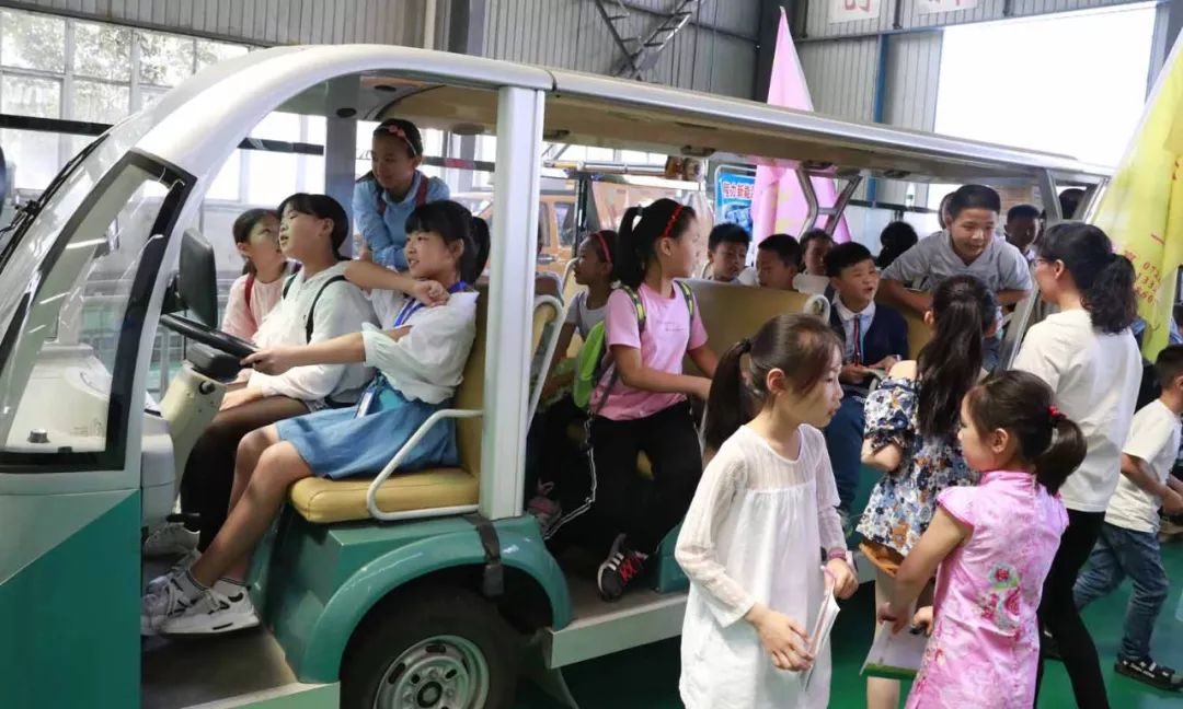 孩子們對(duì)程力新能源環(huán)衛(wèi)小天使系列愛(ài)不釋手，開(kāi)心體驗(yàn)過(guò)了一把癮