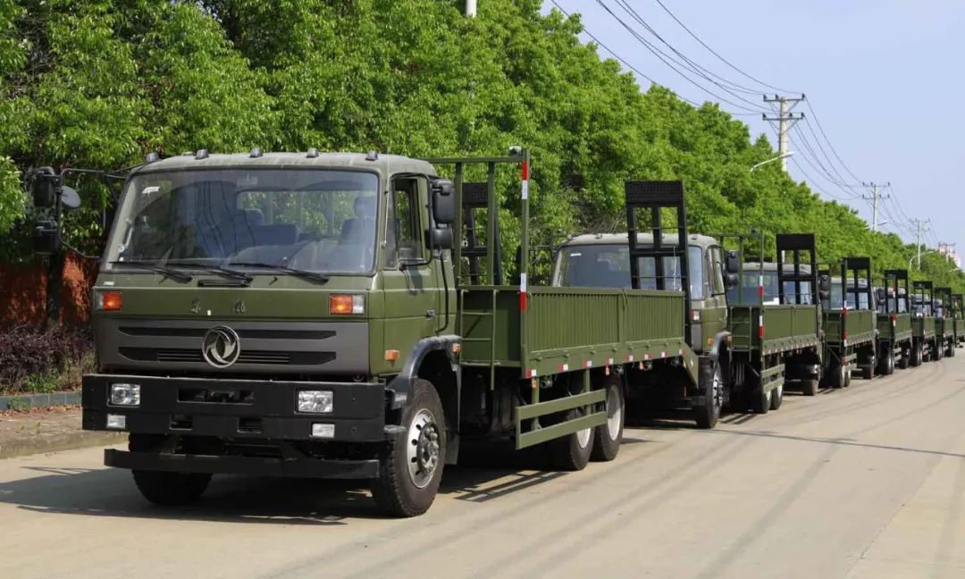 程力研發(fā)生產(chǎn)的 工兵搶險(xiǎn)、清障、機(jī)械設(shè)備轉(zhuǎn)運(yùn)多功能后勤保障車