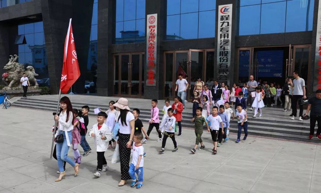 **屆"魅力隨州，多彩程力"抖音短視頻作品大賽組**會(huì)會(huì)長(zhǎng)郭雙瑩（左一）、秘書(shū)長(zhǎng)蔣禮（右一）帶領(lǐng)孩子們參觀專(zhuān)汽，并作講解。