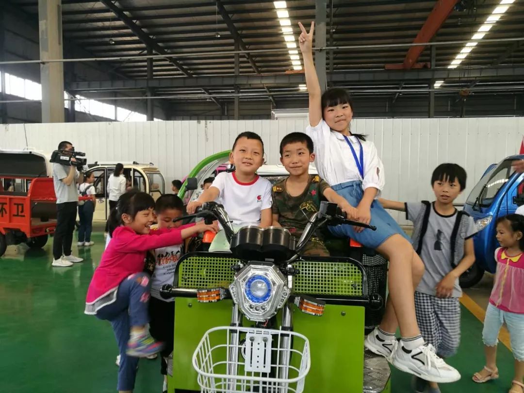 孩子們對(duì)程力新能源環(huán)衛(wèi)小天使系列愛(ài)不釋手，開(kāi)心體驗(yàn)過(guò)了一把癮