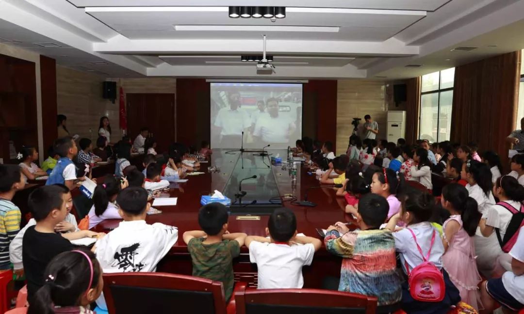 小伙伴們?cè)跁?huì)議室觀看程力宣傳片，聚精會(huì)神一絲不茍的做筆記，領(lǐng)略專(zhuān)用汽車(chē)文化神奇獨(dú)特的魅力。