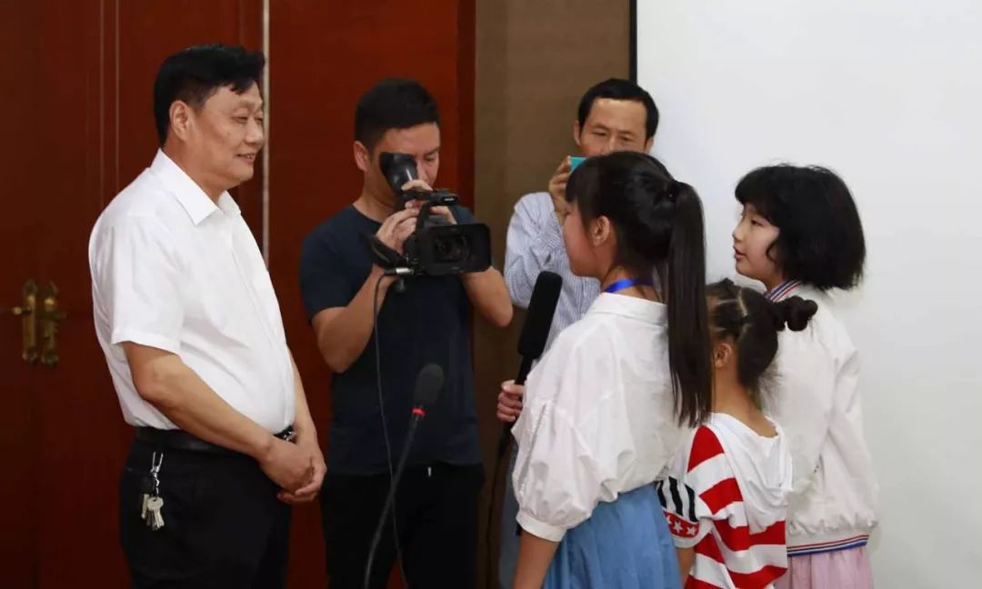 程力汽車(chē)集團(tuán)黨**副**、紀(jì)****郭傳文（左一）現(xiàn)場(chǎng)接受小記者朋友的提問(wèn)和采訪。