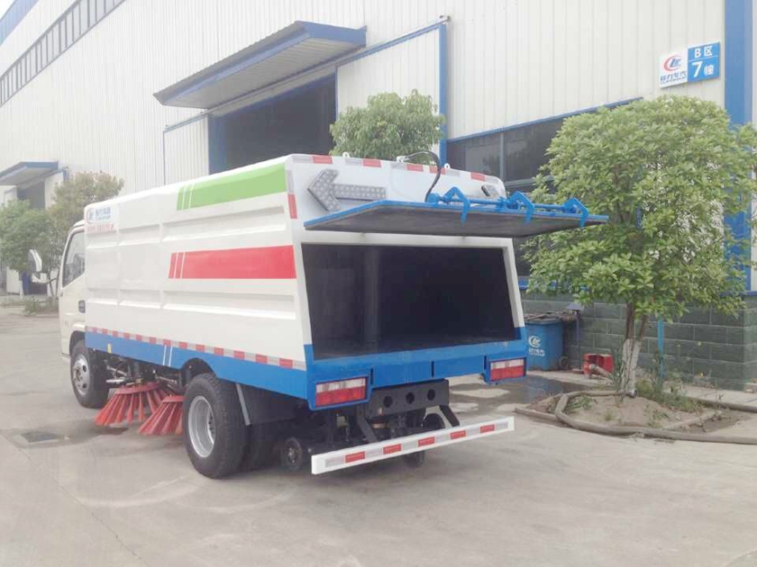 東風(fēng)小霸王掃路車尾部圖片