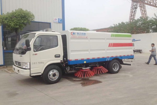 東風(fēng)福瑞卡掃路車(chē)圖片