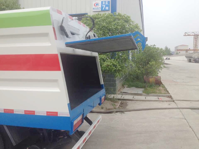 東風(fēng)小霸王掃路車后門圖片