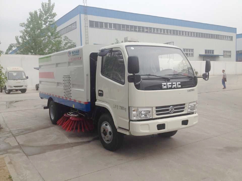 東風(fēng)小霸王小型掃路車圖片