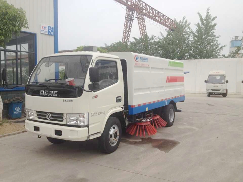 東風(fēng)福瑞卡掃路車側(cè)面