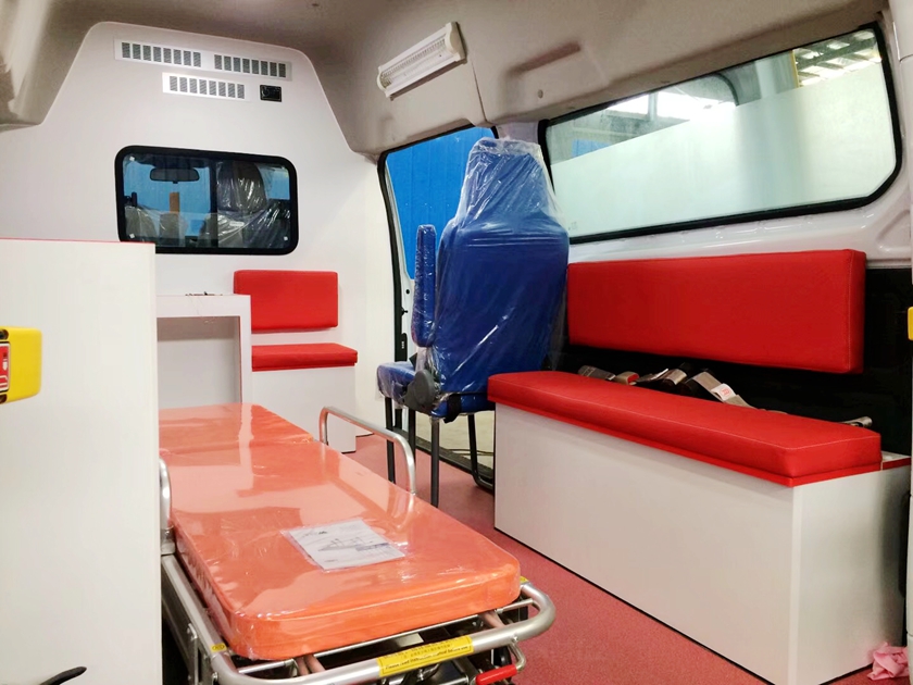 福特全順V362醫(yī)療救援車圖片,福特全順救護(hù)車圖片,汽油版V362救護(hù)車圖片