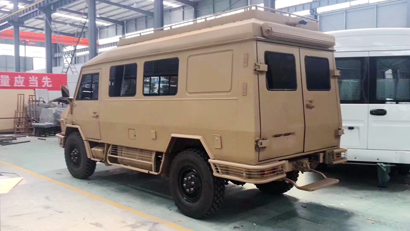 依維柯2046四驅(qū)越野房車后側(cè)圖片