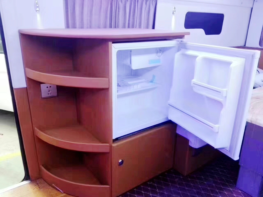 依維柯2046四驅(qū)越野房車配備冰箱圖片