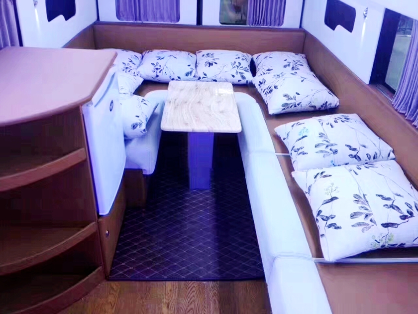 依維柯2046四驅(qū)越野房車圖片,依維柯房車內(nèi)飾圖片,依維柯房車圖片,四驅(qū)越野房車圖片