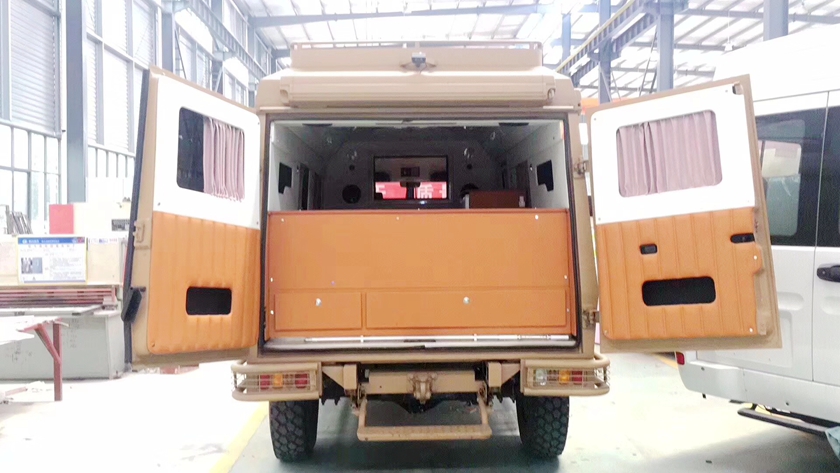 依維柯2046四驅(qū)越野房車后門圖片