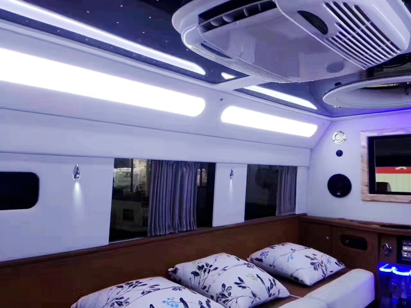 依維柯2046四驅(qū)越野房車圖片,依維柯房車內(nèi)飾圖片,依維柯房車圖片,四驅(qū)越野房車圖片