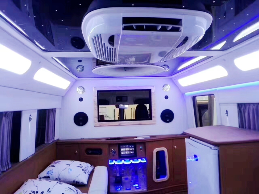 依維柯2046四驅(qū)越野房車圖片,依維柯房車內(nèi)飾圖片,依維柯房車圖片,四驅(qū)越野房車圖片