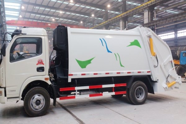 東風(fēng)多利卡后裝式壓縮垃圾車照片