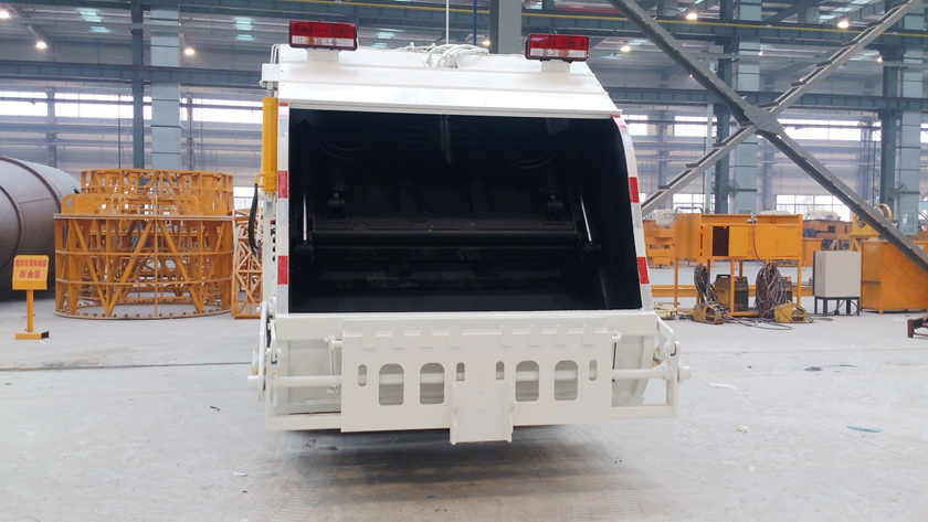 東風(fēng)多利卡后裝式壓縮垃圾車(chē)照片,東風(fēng)多利卡壓縮垃圾車(chē)后部圖片