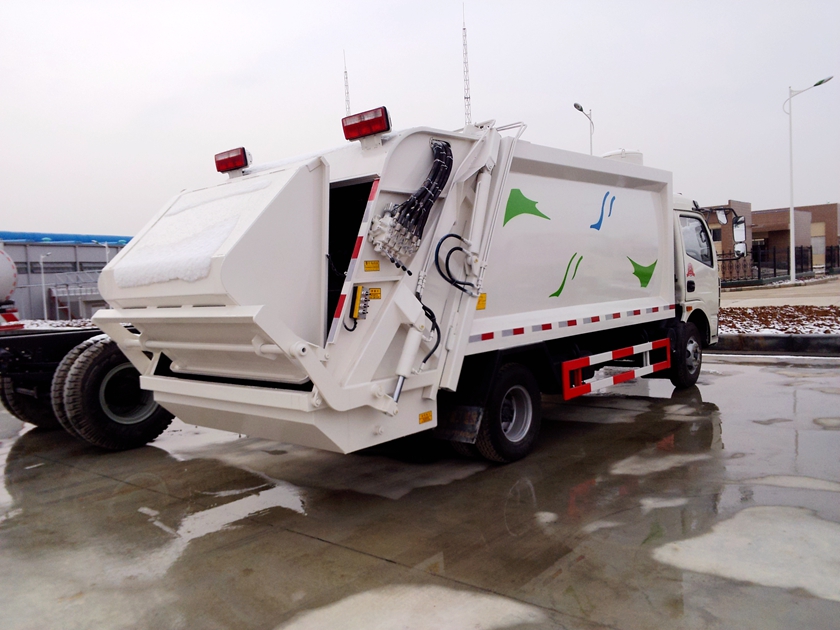 東風(fēng)多利卡后裝式壓縮垃圾車(chē)照片,東風(fēng)多利卡壓縮垃圾車(chē)帶翻轉(zhuǎn)斗圖片