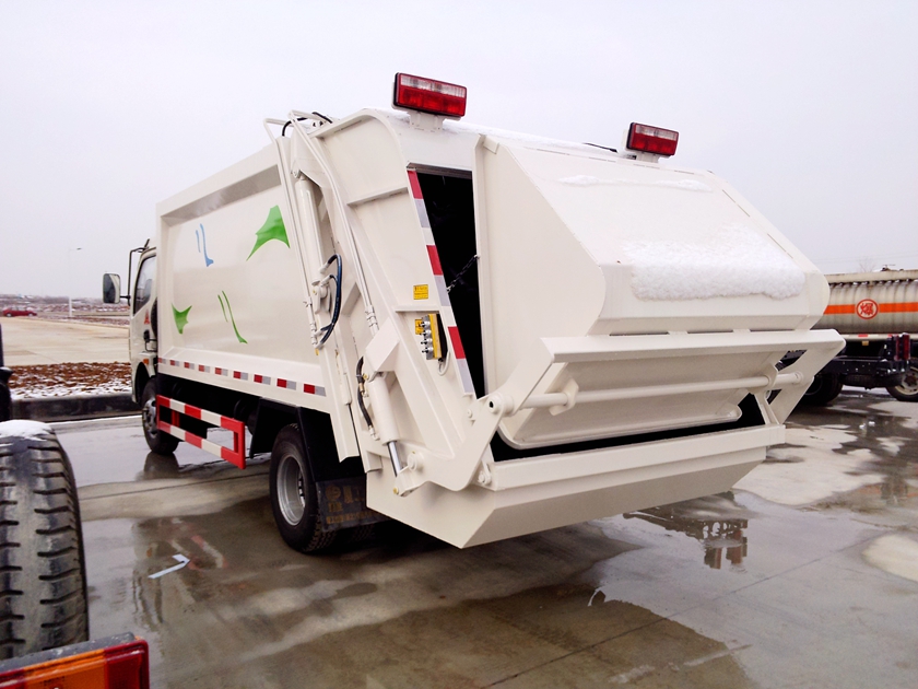 東風(fēng)多利卡后裝式壓縮垃圾車(chē)照片,東風(fēng)多利卡壓縮垃圾車(chē)后部垃圾斗圖片