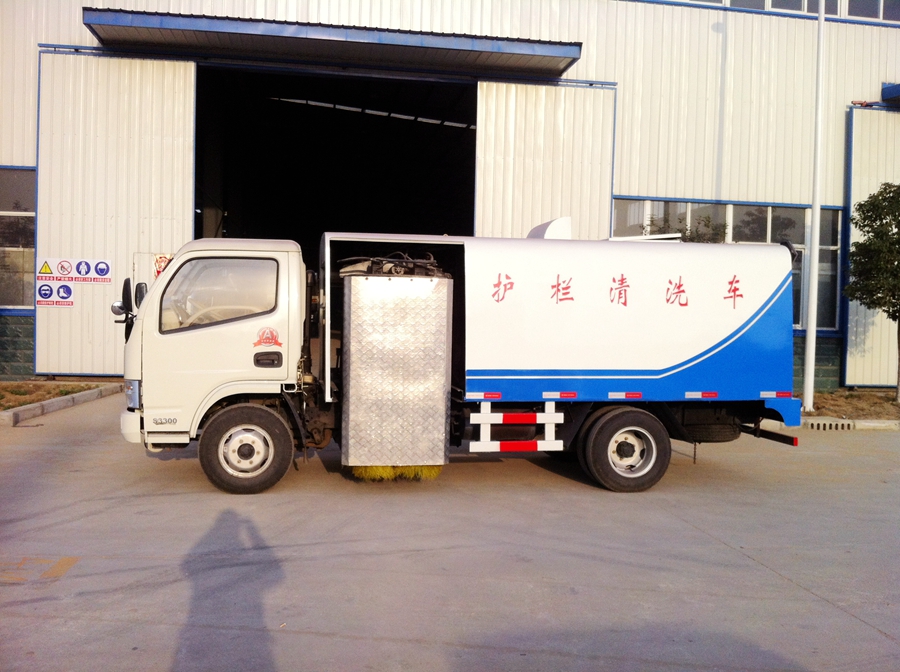 東風(fēng)小多利卡護(hù)欄清洗車圖片,小型城市護(hù)欄清洗車圖片