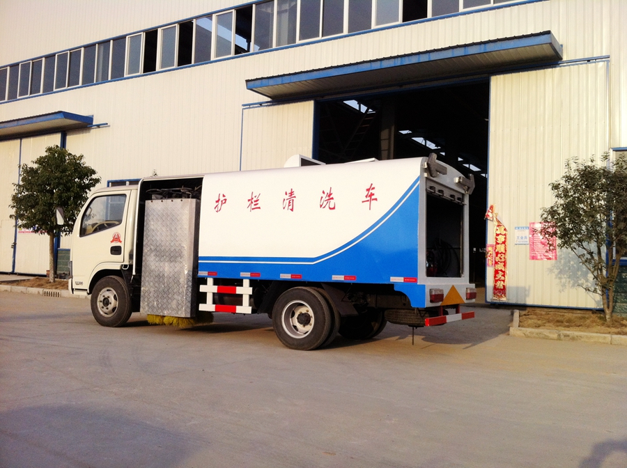 東風(fēng)小多利卡護(hù)欄清洗車圖片,小型城市護(hù)欄清洗車圖片