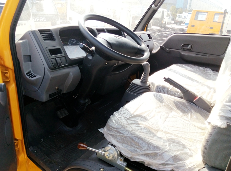 五十鈴折疊式高空作業(yè)車主駕駛圖片