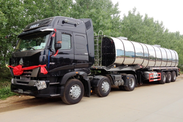 重汽三軸半掛式油罐運(yùn)輸車圖片