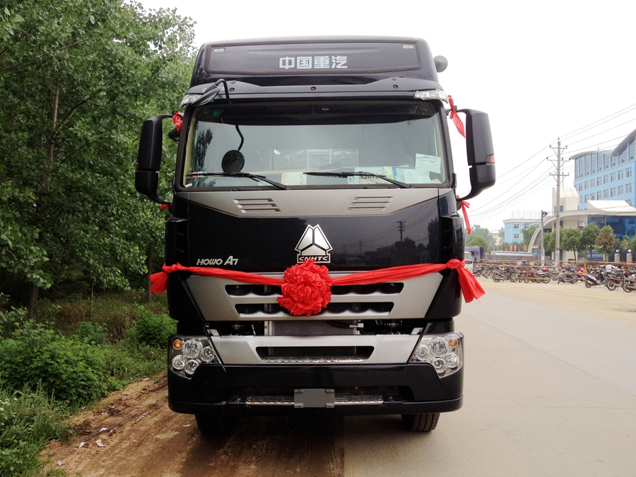 重汽三軸半掛式油罐運(yùn)輸車圖片 重汽三軸半掛式油罐運(yùn)輸車圖片