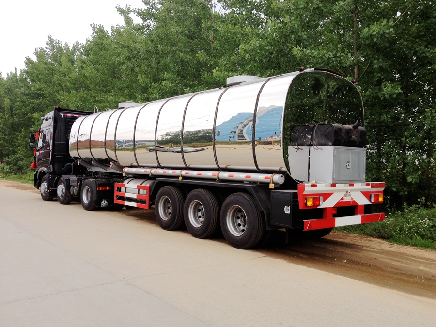 重汽三軸半掛式油罐運(yùn)輸車圖片 重汽三軸半掛式油罐運(yùn)輸車圖片