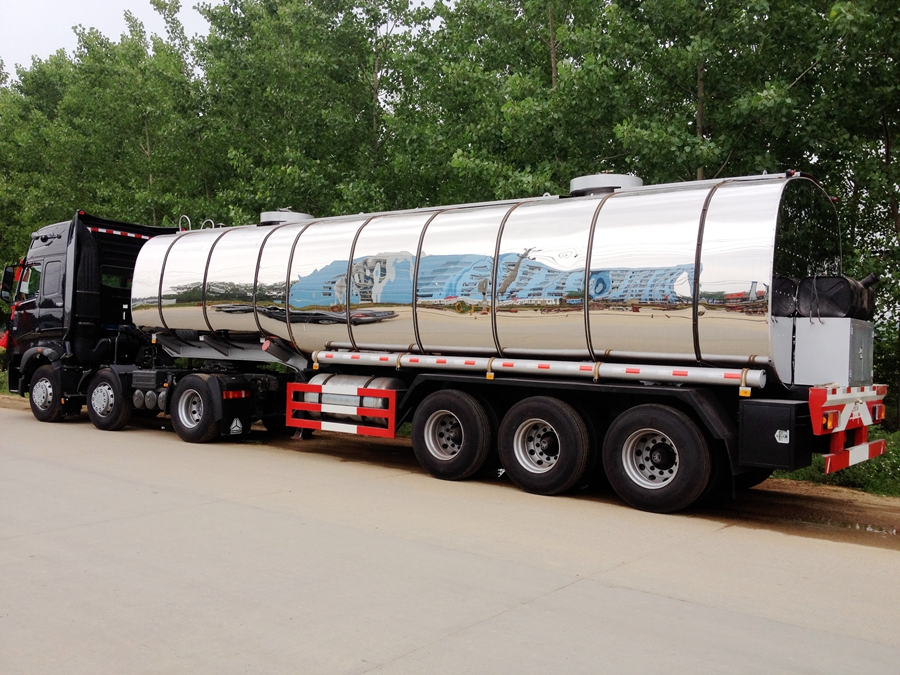 重汽三軸半掛式油罐運(yùn)輸車圖片 重汽三軸半掛式油罐運(yùn)輸車圖片