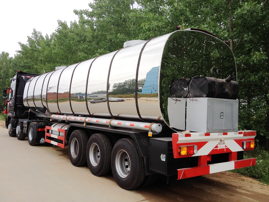 重汽三軸半掛式油罐運(yùn)輸車圖片 重汽三軸半掛式油罐運(yùn)輸車圖片
