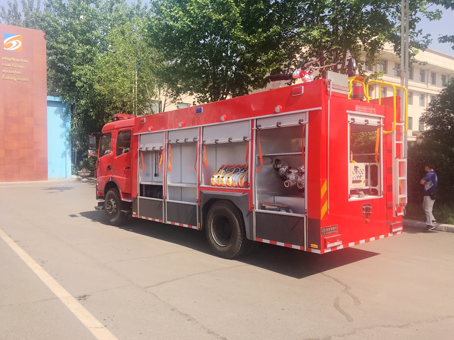 東風(fēng)單橋泡沫式消防車(chē)圖片