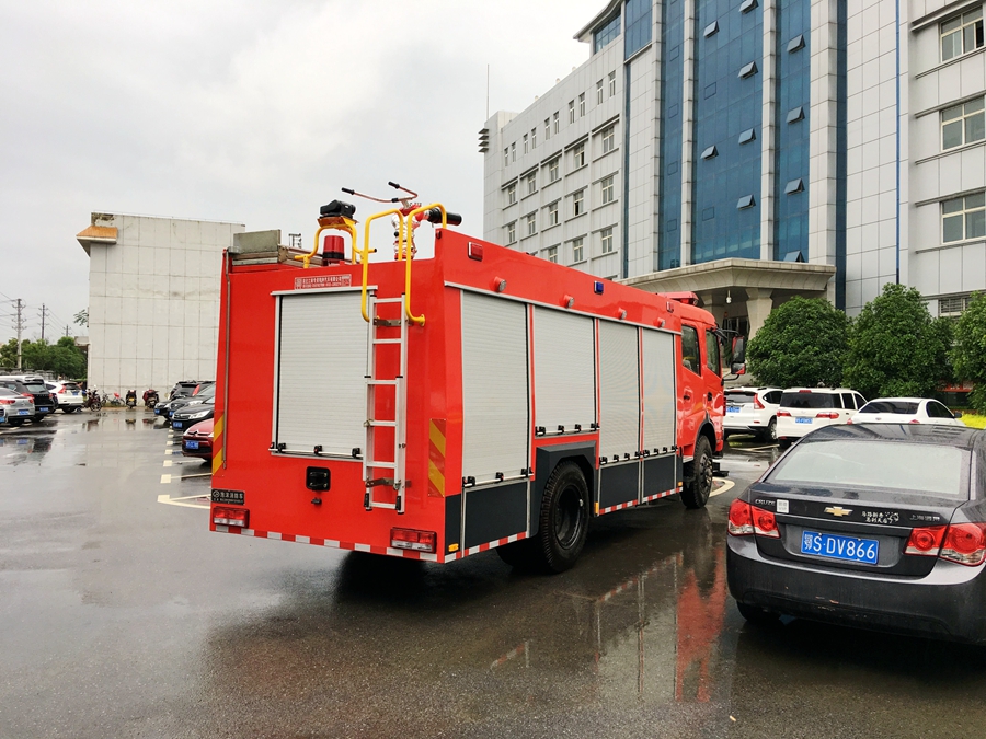 東風(fēng)單橋泡沫式消防車(chē)圖片
