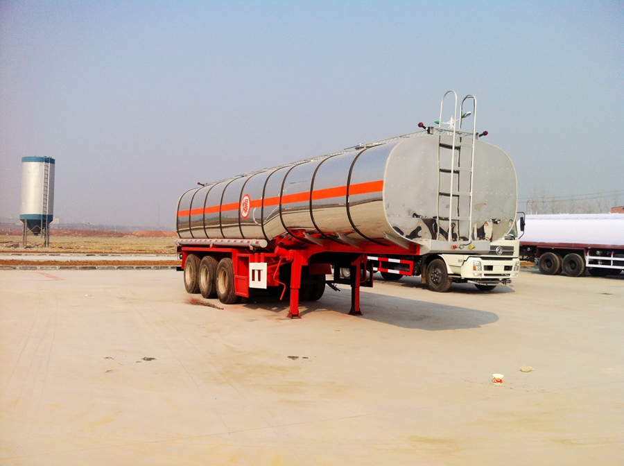 三軸不銹鋼運(yùn)油半掛車 三軸不銹鋼運(yùn)油半掛車