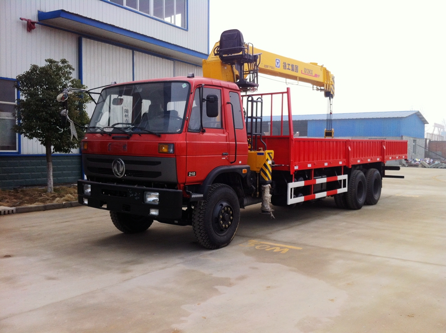 東風(fēng)平頭后雙橋隨車(chē)吊圖片,后八輪隨車(chē)起重運(yùn)輸車(chē)圖片