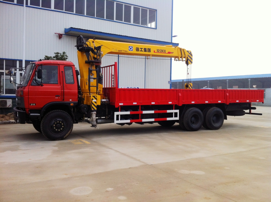 東風(fēng)平頭后雙橋隨車(chē)吊圖片,后八輪隨車(chē)起重運(yùn)輸車(chē)圖片