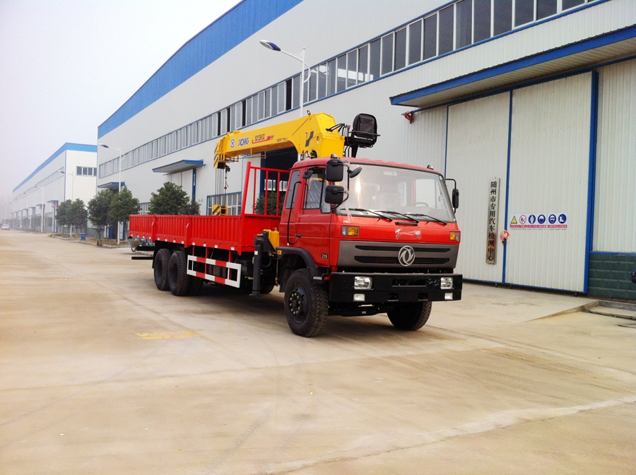 東風(fēng)平頭后雙橋隨車(chē)吊圖片,后八輪隨車(chē)起重運(yùn)輸車(chē)圖片