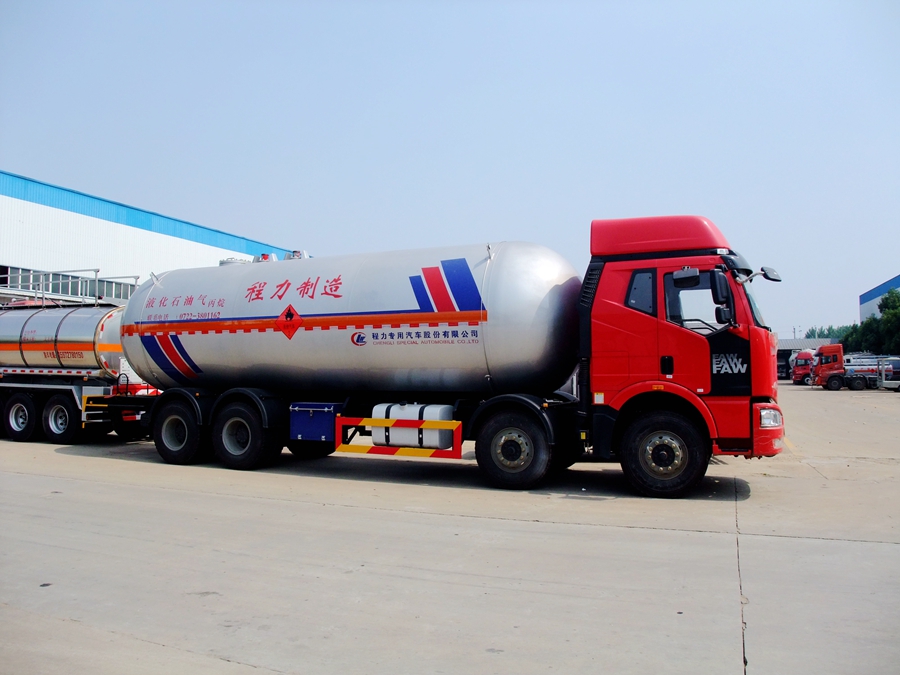 解放J6前四后八液化氣體運輸車圖片,35.5立方液化氣運輸車圖片