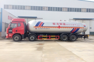 解放J6前四后八液化氣體運(yùn)輸車圖片