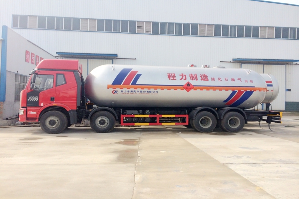 解放J6前四后八液化氣體運(yùn)輸車圖片