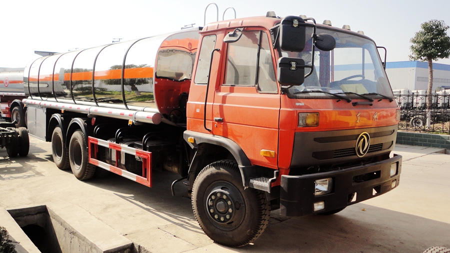 東風(fēng)后八輪化工液體運輸車圖片