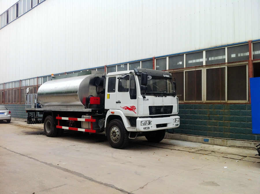 重汽黃河少帥瀝青灑布車圖片,智能瀝青灑布車圖片