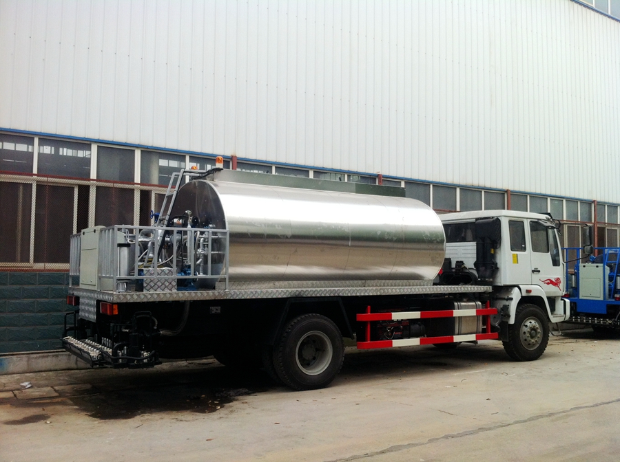 重汽黃河少帥瀝青灑布車圖片,智能瀝青灑布車圖片