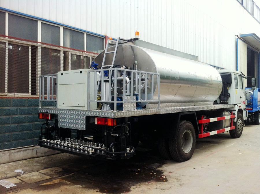 重汽黃河少帥瀝青灑布車圖片,智能瀝青灑布車圖片