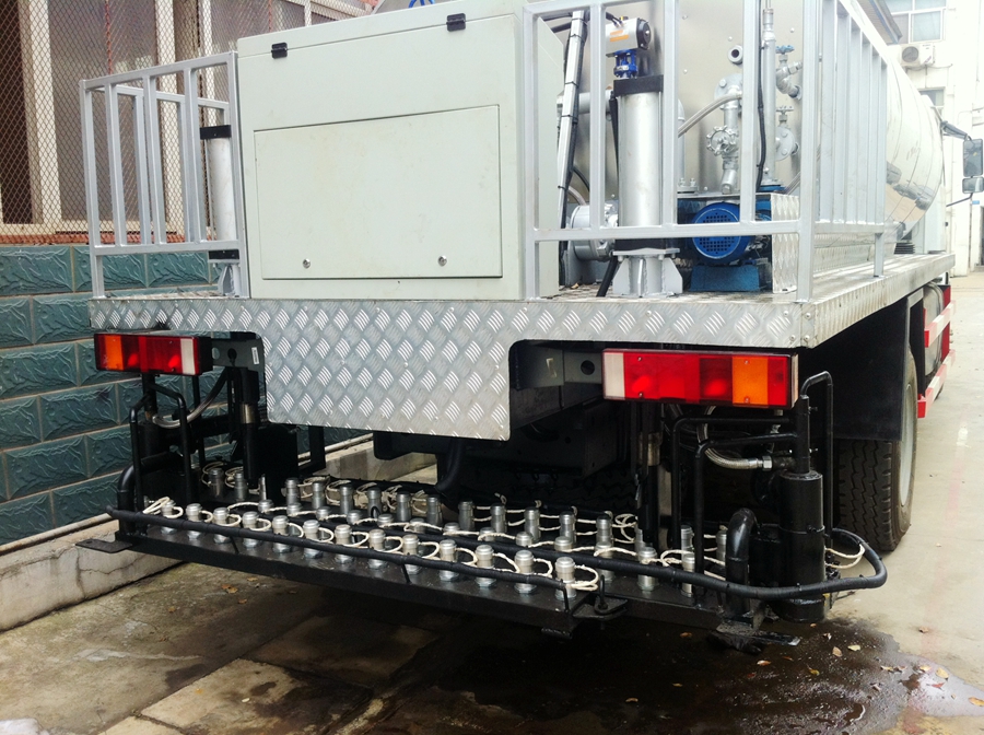 重汽黃河少帥瀝青灑布車圖片,智能瀝青灑布車圖片